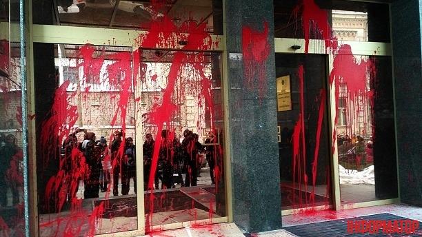 Два российских банка в Киеве облили красной краской (ФОТО)