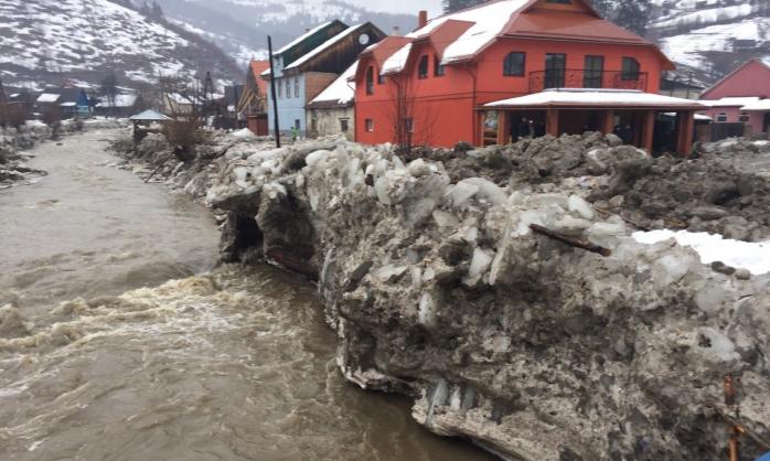 Оттепель и лавины на Закарпатье: подтоплены 90 домохозяйств, заблокированы дороги (ФОТО)