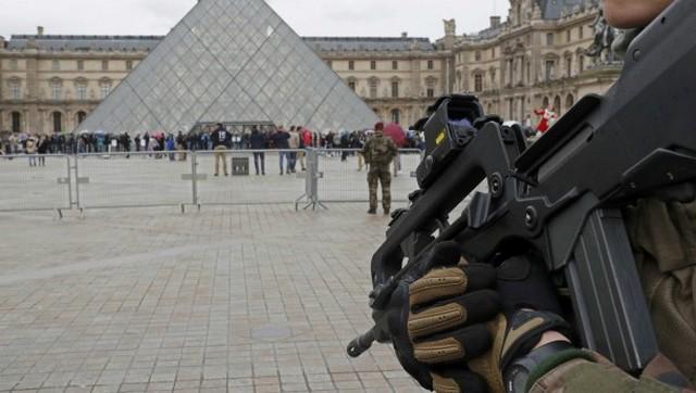В Париже перед Лувром расстреляли террориста с мачете