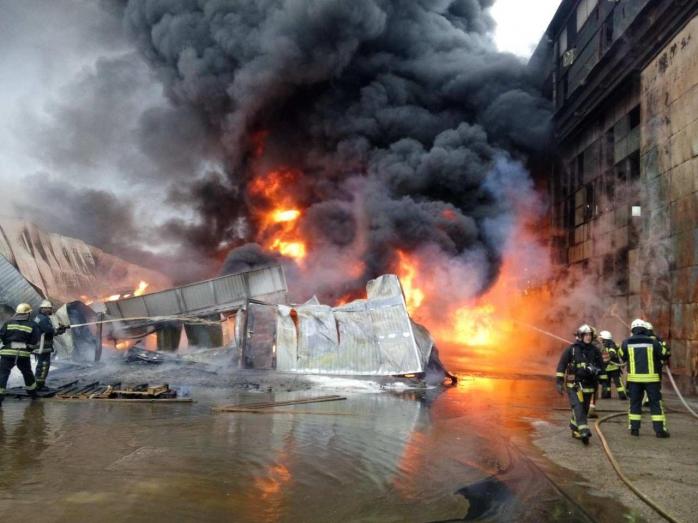 Масштабный пожар на Подоле в Киеве: горят склады судостроительного завода (ФОТО)