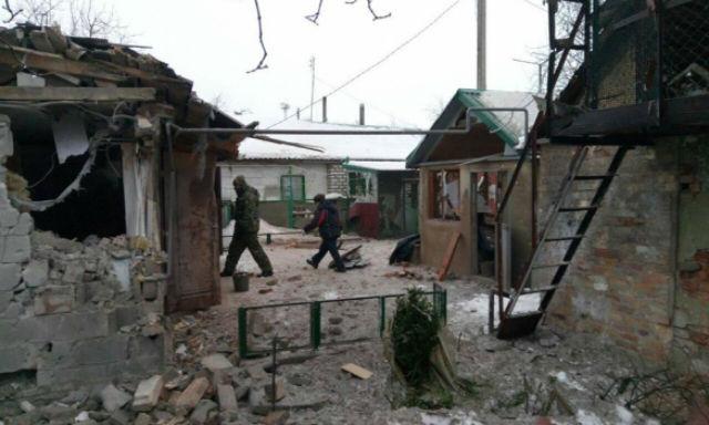 Боевики ночью снова обстреляли жилые дома в Авдеевке (ФОТО)