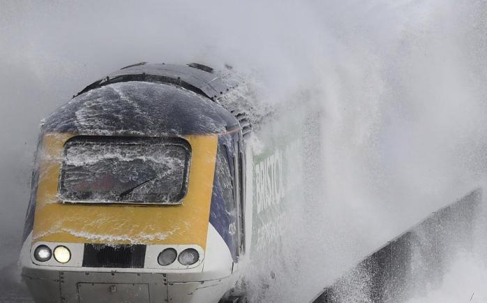 Сквозь воду. В Великобритании океан омывает поезд во время движения (ФОТО, ВИДЕО)