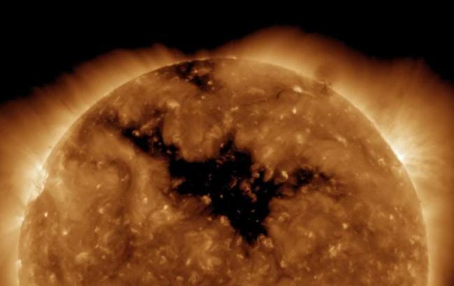 Ученые NASA обнаружили дыру на Солнце (ВИДЕО)