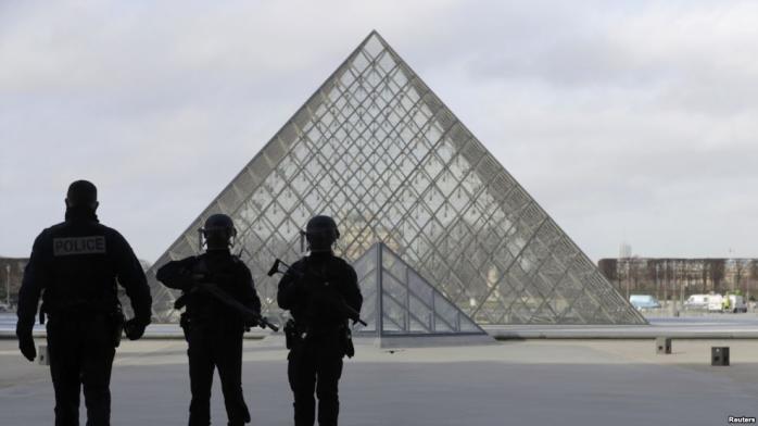 Задержанный возле Лувра террорист отказывается говорить со следователем — СМИ
