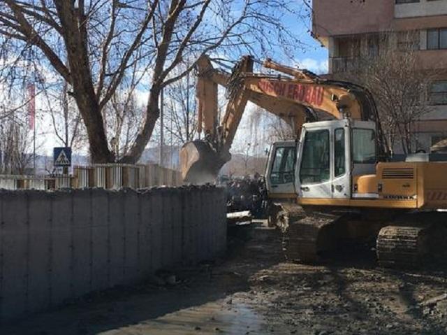 В Косово сербы снесли стену после обвинений в разжигании розни