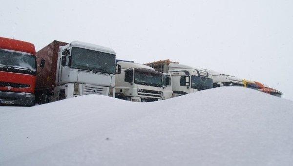 В Киеве из-за непогоды ограничено движение грузовиков