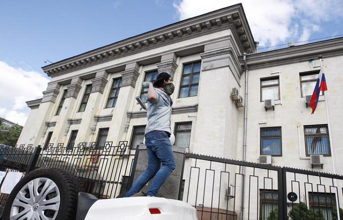 В РФ заочно предъявили обвинение шестерым украинцам за нападение на посольство в Киеве