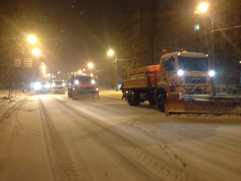 "Київавтодор" очищає столичні дороги від снігу