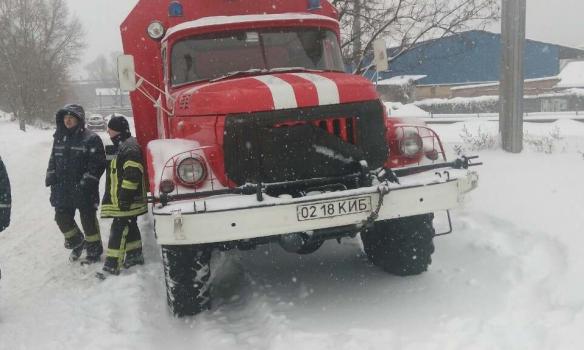 Киев борется со снегом: в городе работают спасатели и колонны техники (ФОТО)