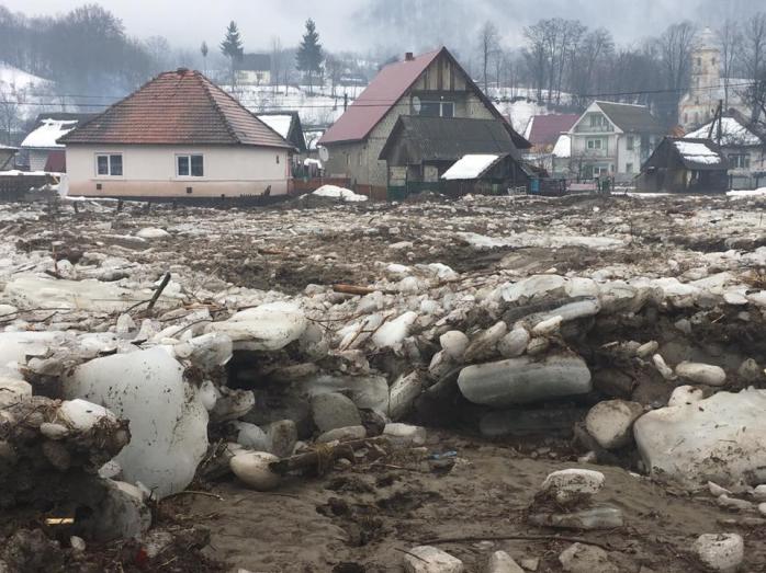 Масштабный ледоход разрушил часть закарпатского села (ФОТО)