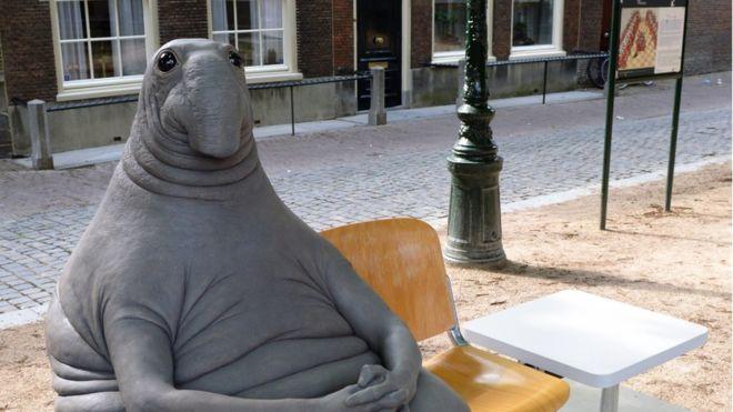В Днепре будет свой «Ждун»: мэрия планирует установить статую, которая стала интернет-мемом