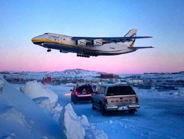 Український «Руслан» врятував Boeing з крижаного полону у Канаді (ВІДЕО)