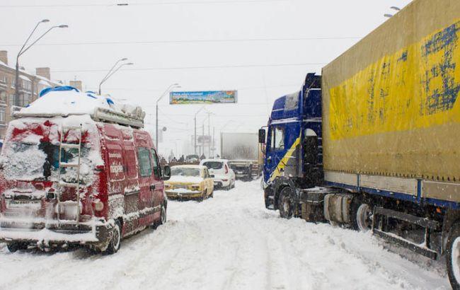Вантажівкам заборонено їздити у Києві та трьох областях