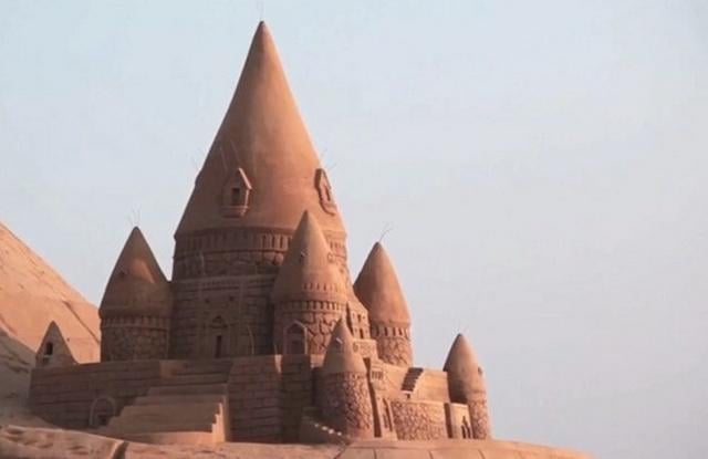 Индийские студенты возвели самый высокий в мире песочный замок (ВИДЕО)