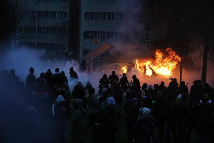 В пригороде Парижа протестующие подрались с полицией (ФОТО, ВИДЕО)