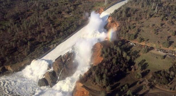 Из Калифорнии эвакуируют более 130 тыс. человек из-за риска разрушения плотины (ФОТО, ВИДЕО)