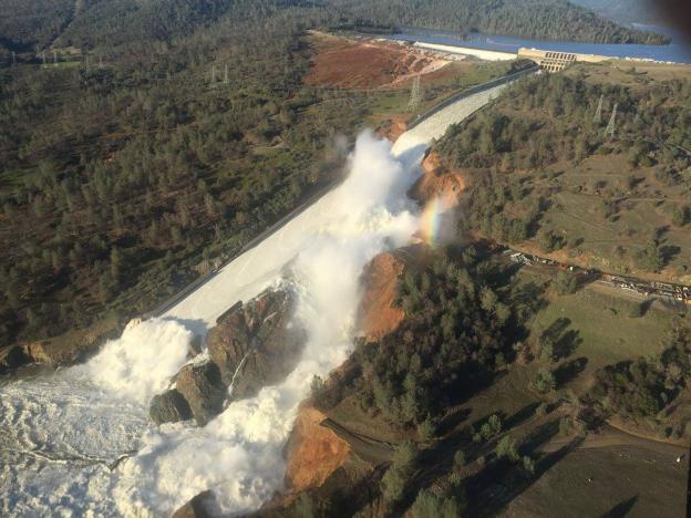 Прорыв плотины в Калифорнии: количество эвакуированных увеличилось до 188 тыс. человек (ФОТО, ВИДЕО)