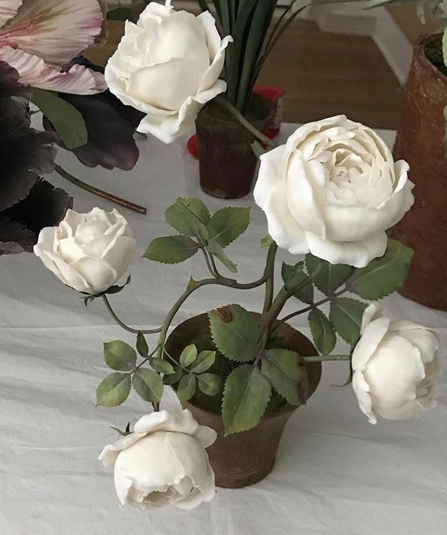 Акі Абе прийняла від Меланії Трамп фарфоровий букет під назвою "Троянда у цвіту"