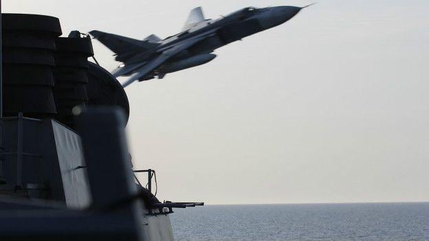 Российские самолеты совершили опасные маневры над эсминцем США в Черном море