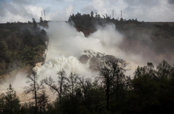 В Калифорнии объявлена чрезвычайная ситуация из-за угрозы прорыва плотины