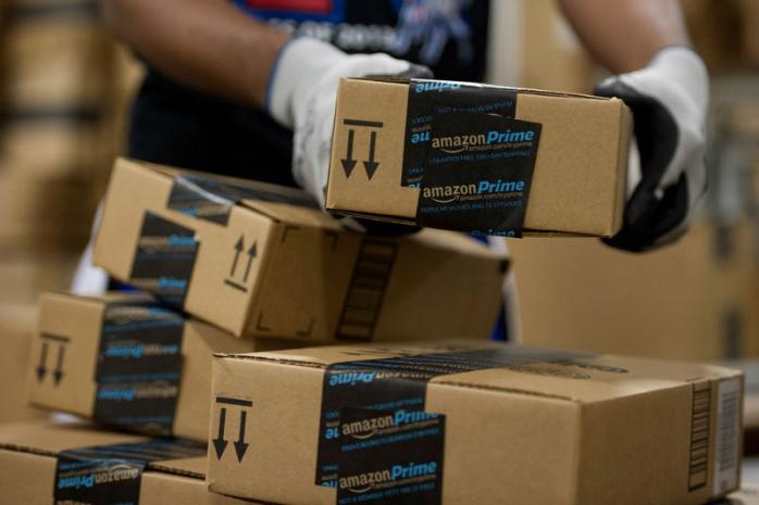 Amazon планирует спускать посылки клиентам на парашютах