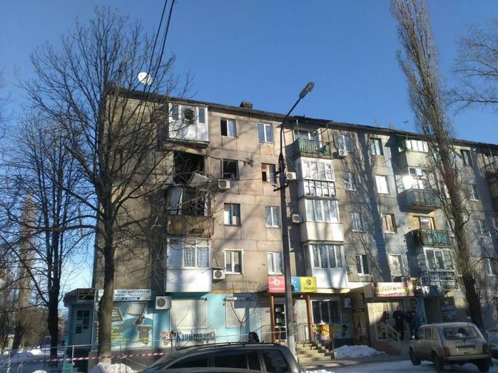 В Авдеевке из обстрелянной боевиками многоэтажки эвакуируют жителей (ФОТО)