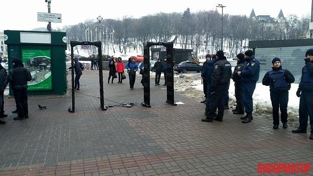 Третья годовщина расстрела Майдана: в Киеве установили блокпосты и металлоискатели (ФОТО)