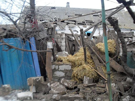 Терористи вдарили по селу під Волновахою: поранено двох осіб, зруйновано 15 будинків (ФОТО)