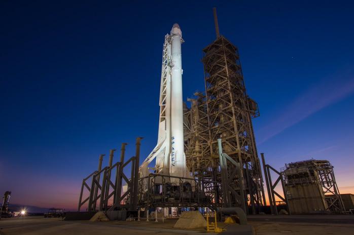 Владелец SpaceX Илон Маск отложил запуск Falcon 9 за несколько секунд до старта