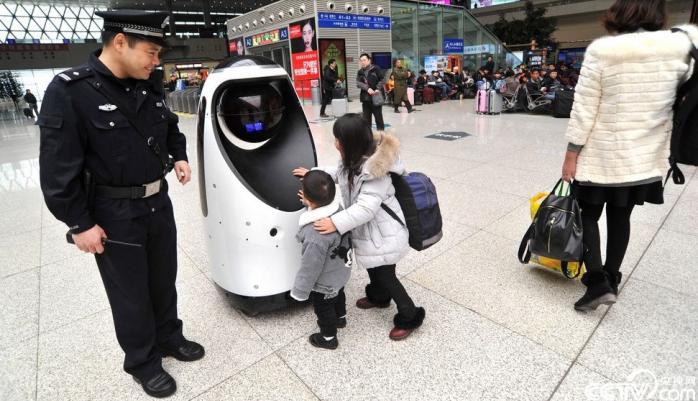 У Китаї вперше вийшов на чергування робот-поліцейський (ФОТО)