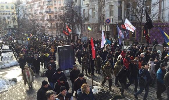 Учасники блокади Донбасу прийшли під АП, вимагають припинення торгівлі з окупантами (ФОТО)