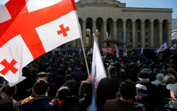 В Грузии тысячи людей вышли на протесты против закрытия независимого телеканала