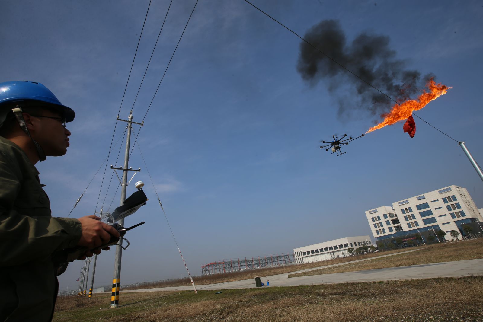 Фото: літаючий дрон-вогнемет