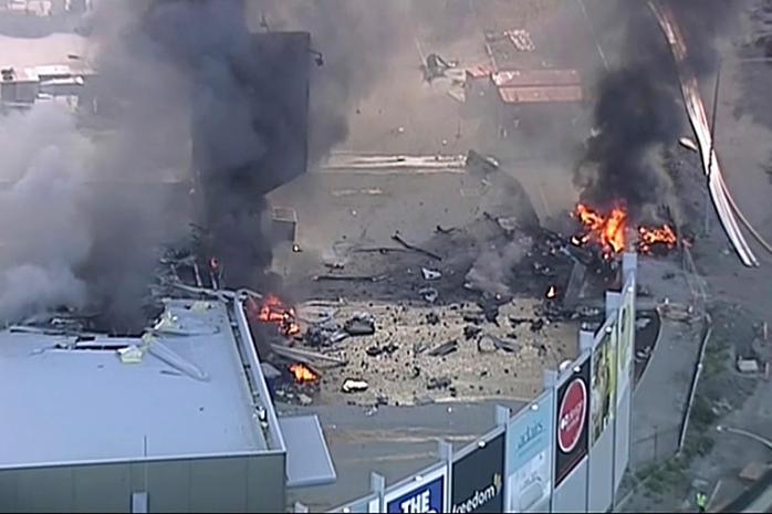 В Австралії легкомоторний літак впав на торговий центр, є загиблі (ФОТО)