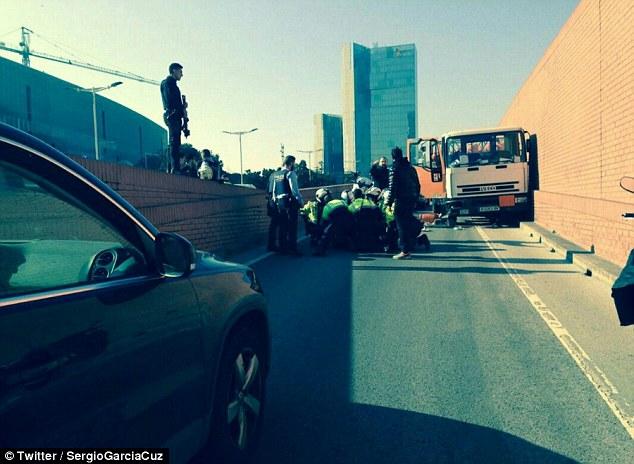 Полиция Барселоны обстреляла грузовик, двигавшийся к центру города (ФОТО)
