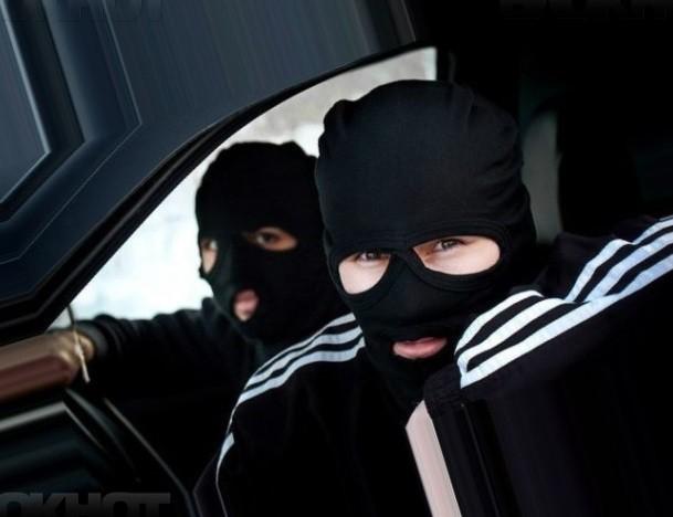 В Киеве неизвестные в масках отобрали у водителя ВАЗ более миллиона гривен (ФОТО)