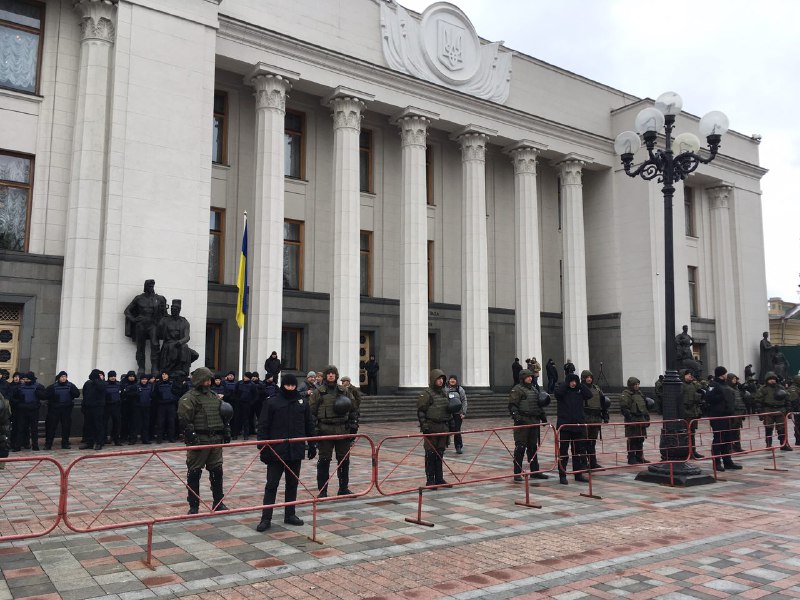 Силовики охороняють правопорядок біля Верховної Ради / Фото "Ракурс"