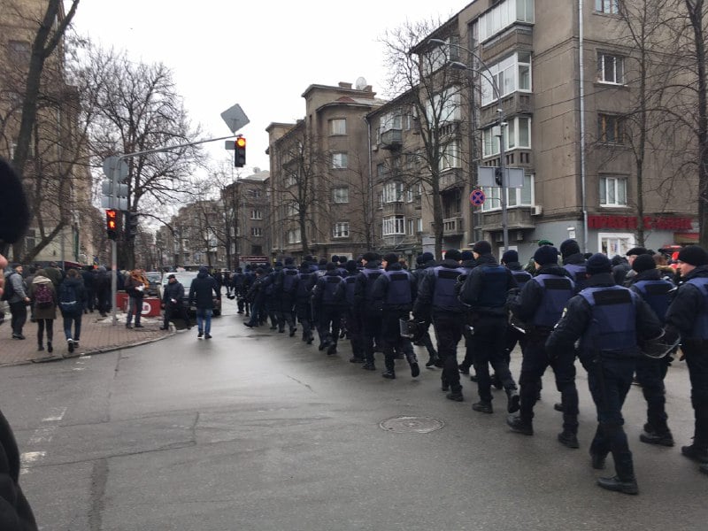 Правоохранители сопровождают движение колонны / Фото "Ракурс"