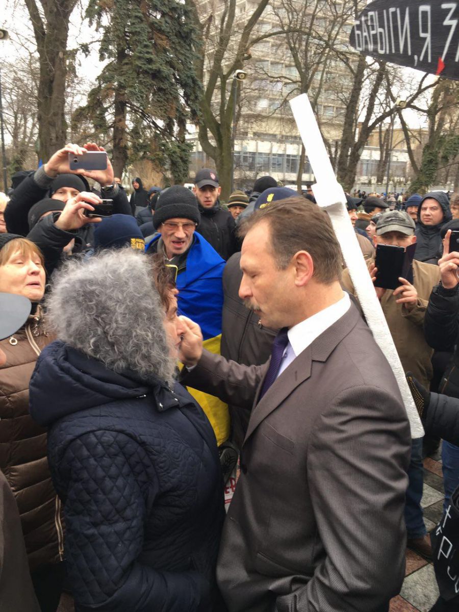 Попался: депутата от БПП Олега Барну окружили митингующие / Фото "Ракурс"