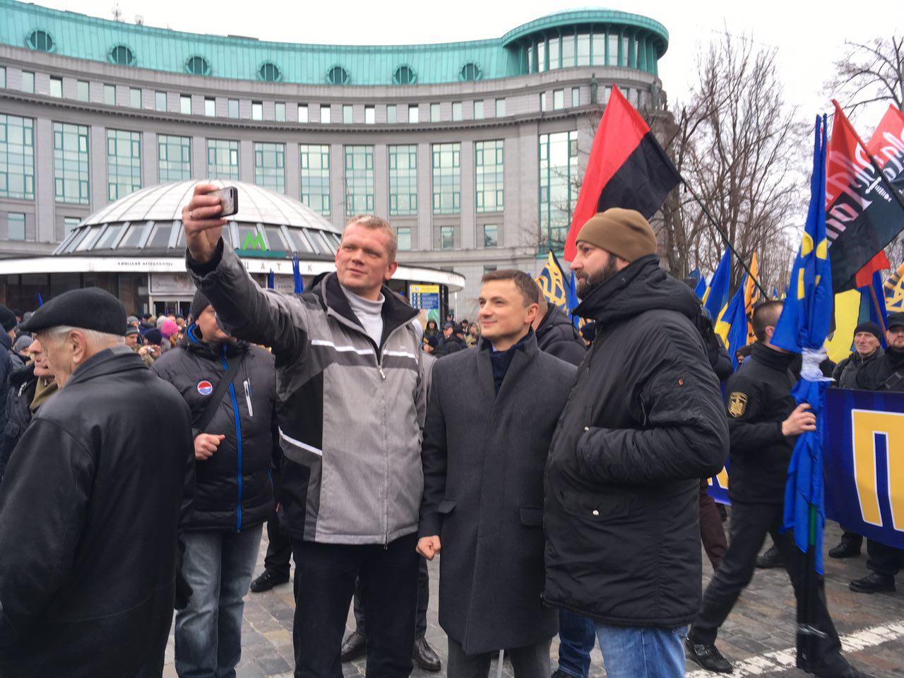 Глава партии "Правый сектор" Андрей Тарасенко (крайний справа) позирует для селфи