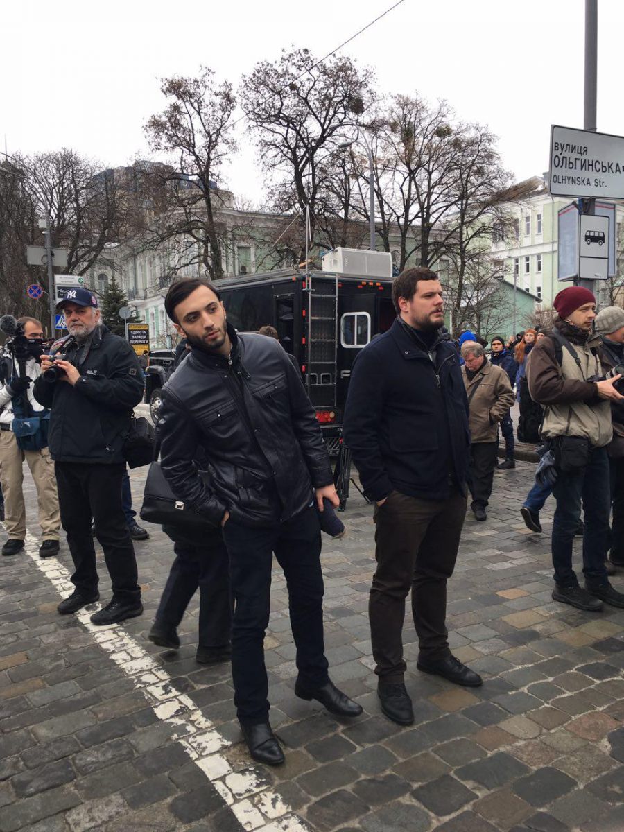 Депутат от «Свободы» Андрей Ильенко ожидает прибытия колонны со стороны Майдана / Фото "Ракурс"