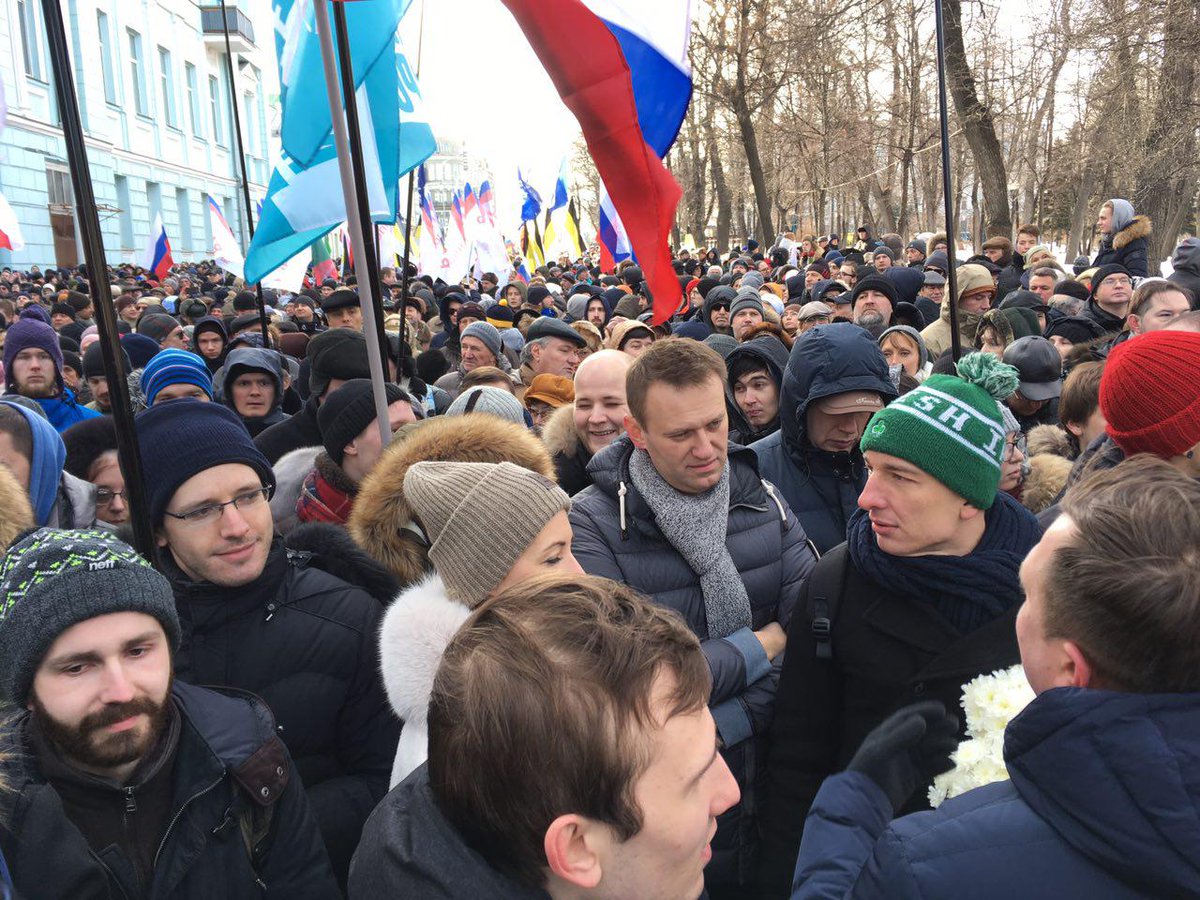 Российский оппозиционер Алексей Навальный на марше