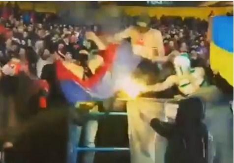 Ультрас донецкого «Шахтера» сожгли флаг ДНР (ВИДЕО)