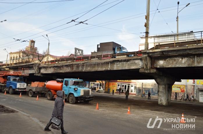 Частично возобновлено движение на Шулявском мосту в Киеве