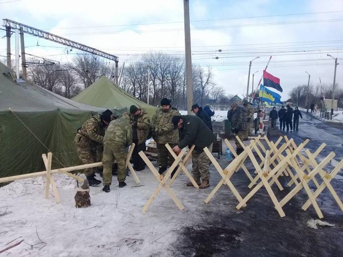 Штаб торговой блокады Донбасса заявляет о попытках штурма их блокпоста, есть раненые и задержанные