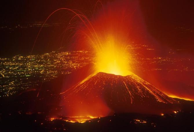 Этна проснулась: началось извержение крупнейшего вулкана Европы (ФОТО, ВИДЕО)