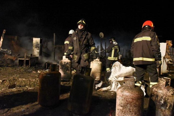 В лагере мигрантов на юге Италии произошел крупный пожар, есть жертвы (ФОТО)