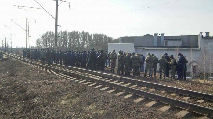 Торговая блокада добралась до Сумщины: в Конотопе останавливают грузовые поезда (ФОТО)