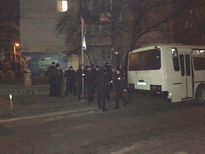 Автобусы с силовиками прибыли к суду, где находится Насиров (ФОТО)