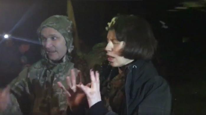 Блокада Донбасса: прибывшую усмирять протестующих Чорновол забросали яйцами (ВИДЕО)